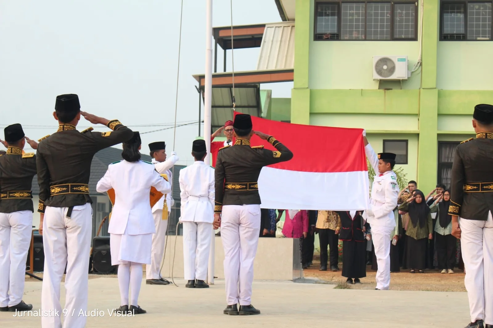 PERINGATAN HUT RI KE-81 DI SMA NEGERI 9 TAMBUN SELATAN: Merah Putih Berkibar, Semangat Kemerdekaan Tak Pernah Padam